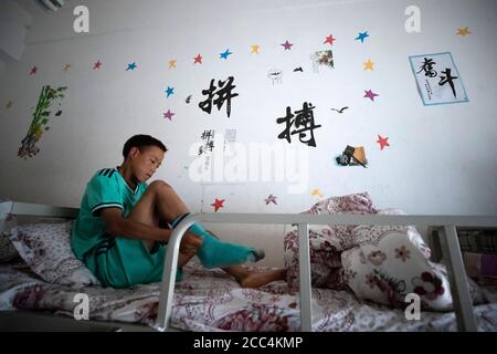 (200818) -- ZHAOJUE, 18. August 2020 (Xinhua) -- das Foto vom 13. August 2020 zeigt Tubi Bubu von der Yunduan Schule, die sich auf seine Ausbildung im Wohnheim des Bezirks Zhaojue, südwestlich der chinesischen Provinz Sichuan vorbereitet.Javier Moros Barrera, ein 30-jähriger UEFA A A A Level Trainer aus Zaragoza, Spanien, Trainiert seit dem 13. Juli 2020 eine Fußballmannschaft aus 15 Jungen aus dem Bezirk Zhaojue und ländlichen Dörfern in der Nähe des Bezirks in der chinesischen Provinz Sichuan. Das Fußballteam namens Zhaojue Real Madrid Team ist Teil eines Trainingsprojekts, das im vergangenen Oktober gestartet wurde und von der Real Madrid Foundation und L unterstützt wurde Stockfoto