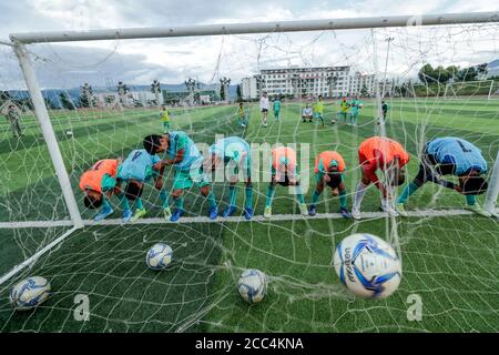 (200818) -- ZHAOJUE, 18. August 2020 (Xinhua) -- das Foto vom 13. August 2020 zeigt, dass Kinder der Verlierenden nach ihrem Spiel auf dem Lamo-Fußballplatz im Bezirk Zhaojue, südwestlich der chinesischen Provinz Sichuan, "bestraft" werden.Javier Moros Barrera, ein 30-jähriger UEFA A A A LEVEL Trainer aus Zaragoza, Stadt Spanien, Trainiert seit dem 13. Juli 2020 eine Fußballmannschaft aus 15 Jungen aus dem Bezirk Zhaojue und ländlichen Dörfern in der Nähe des Bezirks in der chinesischen Provinz Sichuan. Das Fußballteam namens Zhaojue Real Madrid Team ist Teil eines Trainingsprojekts, das im vergangenen Oktober gestartet wurde und von Real Mad unterstützt wurde Stockfoto