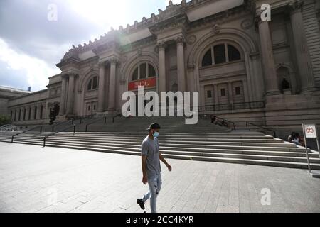 (200819) -- NEW YORK, 19. August 2020 (Xinhua) -- EIN Fußgänger spaziert am Metropolitan Museum of Art in New York, USA, 18. August 2020 vorbei. Andrew Cuomo, Gouverneur des Bundesstaates New York, kündigte an, dass Museen und Kultureinrichtungen in New York ab August 24 mit begrenzter Kapazität wiedereröffnet werden können. (Xinhua/Wang Ying) Stockfoto