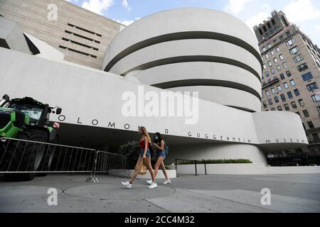 (200819) -- NEW YORK, 19. August 2020 (Xinhua) -- Fußgänger laufen am Guggenheim Museum in New York, USA, 18. August 2020 vorbei. Andrew Cuomo, Gouverneur des Bundesstaates New York, kündigte an, dass Museen und Kultureinrichtungen in New York ab August 24 mit begrenzter Kapazität wiedereröffnet werden können. (Xinhua/Wang Ying) Stockfoto