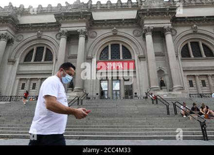 (200819) -- NEW YORK, 19. August 2020 (Xinhua) -- EIN Fußgänger spaziert am Metropolitan Museum of Art in New York, USA, 18. August 2020 vorbei. Andrew Cuomo, Gouverneur des Bundesstaates New York, kündigte an, dass Museen und Kultureinrichtungen in New York ab August 24 mit begrenzter Kapazität wiedereröffnet werden können. (Xinhua/Wang Ying) Stockfoto