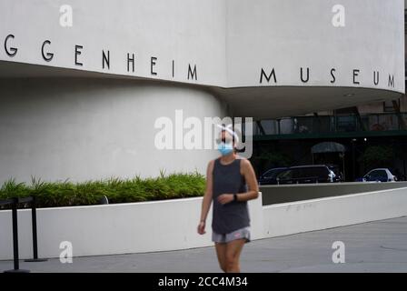 (200819) -- NEW YORK, 19. August 2020 (Xinhua) -- EINE Frau geht am Guggenheim Museum in New York, USA, 18. August 2020 vorbei. Andrew Cuomo, Gouverneur des Bundesstaates New York, kündigte an, dass Museen und Kultureinrichtungen in New York ab August 24 mit begrenzter Kapazität wiedereröffnet werden können. (Xinhua/Wang Ying) Stockfoto