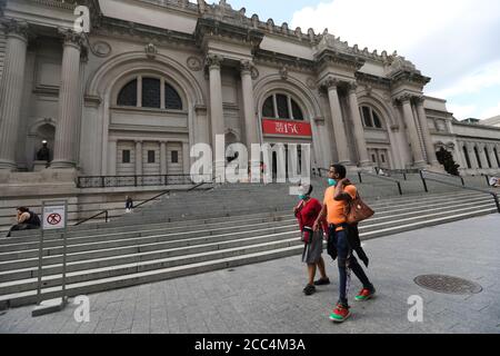 (200819) -- NEW YORK, 19. August 2020 (Xinhua) -- Fußgänger laufen am Metropolitan Museum of Art in New York, USA, 18. August 2020 vorbei. Andrew Cuomo, Gouverneur des Bundesstaates New York, kündigte an, dass Museen und Kultureinrichtungen in New York ab August 24 mit begrenzter Kapazität wiedereröffnet werden können. (Xinhua/Wang Ying) Stockfoto