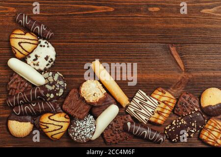 Auswahl an gemischten Keksen mit Milch, dunkler und weißer Schokolade überzogen Stockfoto