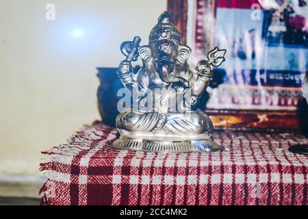 Lord ganesha auf dem Pooja-Tisch für das Beten, das ist Aus Silber Stockfoto