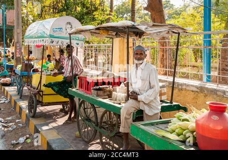 Puttaparthi, Andhra Pradesh, Indien - 13. Januar 2013: Street Food Verkäufer verkaufen Gemüse, Obst und Getränke in Puttaparthi Dorf Stockfoto