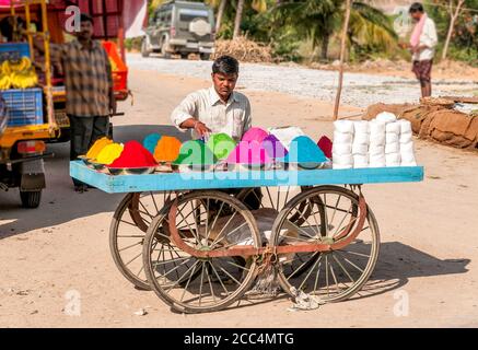 Puttaparthi, Andhra Pradesh, Indien - 13. Januar 2013: Straßenverkäufer verkaufen bunte tika Pulver auf dem Straßenmarkt von Puttaparthi. Stockfoto