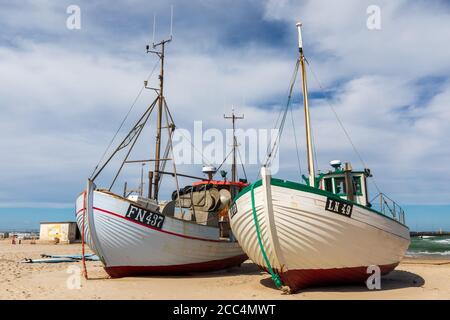 Traditionelle farbenfrohe Fischerboote am Strand, Løkken, Nordjütland, Dänemark Stockfoto