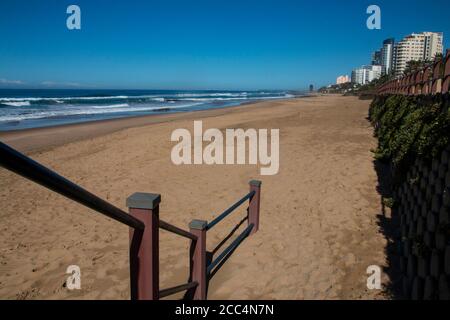 Holzsteg und Balustrade zum Strand Stockfoto