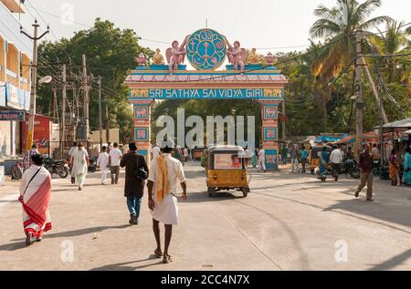 Puttaparthi, Andhra Pradesh, Indien - 11. Januar 2013: Der symbolische Torbogen zum Puttaparthi Dorf, Stadtszene, Indien Stockfoto