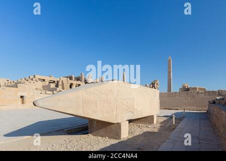 Der gefallene Obelisk der Hatschepsut, Karnak Tempelkomplex, Luxor, Ägypten Stockfoto