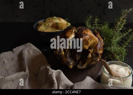 Nahaufnahme eines spanischen Gerichts, das aus Kartoffelchips besteht Und gebratenes Huhn mit Aioli Stockfoto