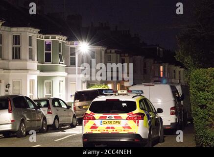 Eastbourne, East Sussex, Großbritannien. August 2020. Polizei und Air Ambulance besuchen Messer in der Nähe Firle Road, Eastbourne. Die beiden Opfer werden als schwer verletzt bezeichnet. Ein Mann bleibt wegen des Verdachts eines versuchten Mordes in Haft. Kredit. Kredit: Newspics UK Süd/Alamy Live Nachrichten Stockfoto