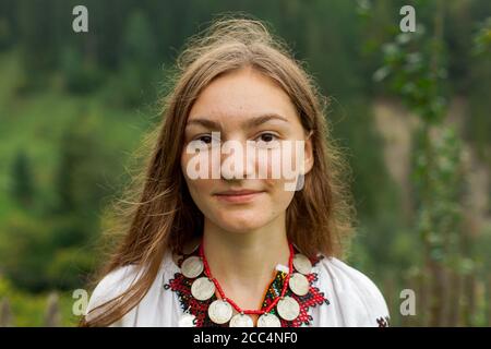 Portrait Mädchen Stickerei in der karpaten alten Stil Stockfoto