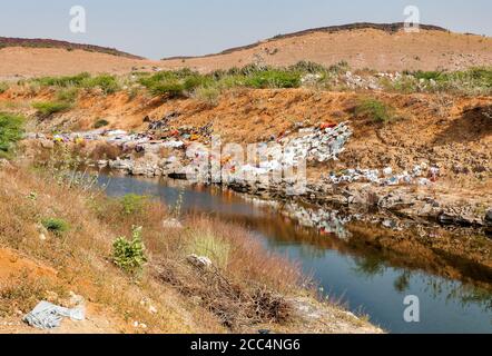 Bunte Kleidung zum Trocknen an den sandigen Ufern des indischen Dorfes Puttaparthi, Indien Stockfoto