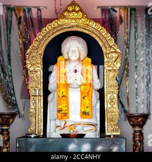 Puttaparthi, Andhra Pradesh, Indien - 11. Januar 2013: Sathya Sai Baba Tempel von Puttaparthi Dorf Stockfoto