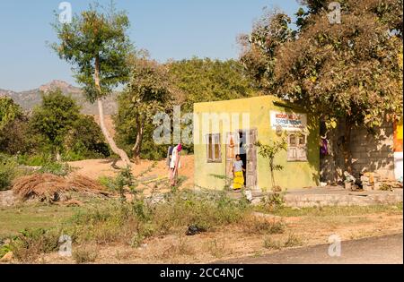 Puttaparthi, Andhra Pradesh, Indien - 12. Januar 2013: Blick auf die Mittagsmahlzeit Schulküche mit indischem Mädchen am Eingang in Puttaparthi, Indien Stockfoto