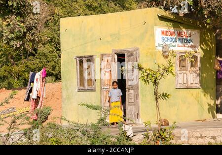 Puttaparthi, Andhra Pradesh, Indien - 12. Januar 2013: Blick auf die Mittagsmahlzeit Schulküche mit indischem Mädchen am Eingang in Puttaparthi, Indien Stockfoto