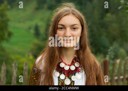 Portrait Mädchen Stickerei in der karpaten alten Stil Stockfoto