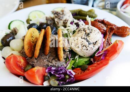 Maltesischer Salat mit sonnengetrockneten Tomaten, Kapern und Ziegenkäse. Stockfoto