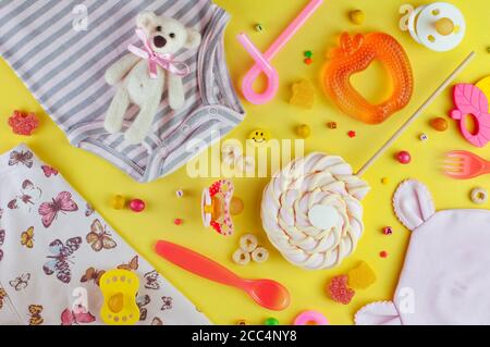 Baby Dusche Party Hintergrund mit Baby Kleidung und Zubehör Stockfoto