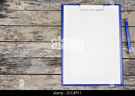 Zwischenablage mit leerem weißem Papier mit Stift. Draufsicht Stockfoto