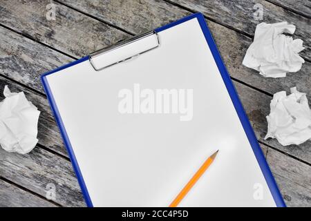 Klemmbrett mit leerem weißem Papier und Bleistift auf Schreibtischschließen Nach oben Stockfoto