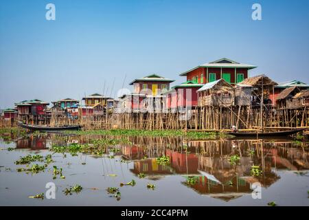Buntes schwimmendes Dorf mit Stelzenhäusern am Inle See in Burma, Myanmar Stockfoto