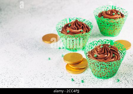 Schokoladen-Cupcakes mit grünem Zucker bestreut mit Kopierraum Stockfoto