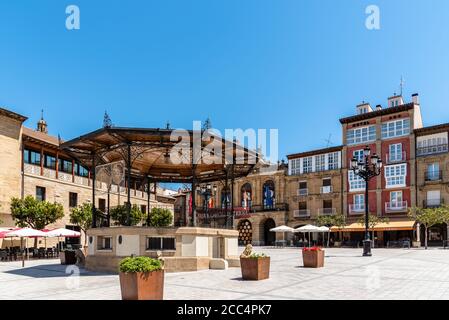 HARO, Spanien - 6. August 2020: Platz der Ruhe im mittelalterlichen Dorf Haro Stockfoto