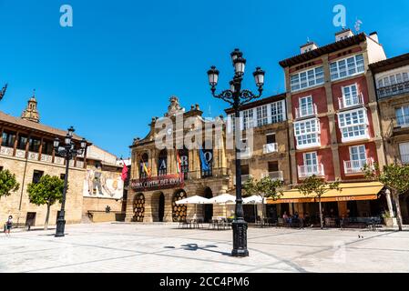 HARO, Spanien - 6. August 2020: Platz der Ruhe im mittelalterlichen Dorf Haro Stockfoto