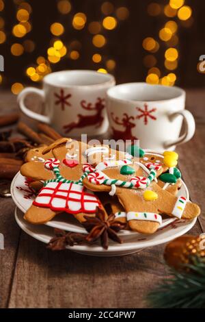 Hausgemachte Lebkuchen und heiße Schokolade für den Weihnachtstag aufbewahrt. Stockfoto