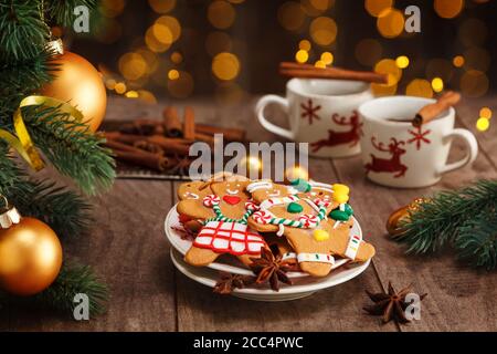 Hausgemachte Lebkuchen und heiße Schokolade für den Weihnachtstag aufbewahrt. Stockfoto