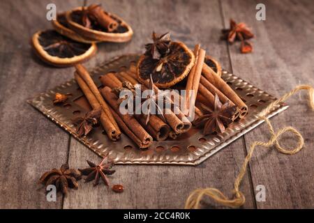 Traditionelle Weihnachtsgewürze - Sternanis mit Zimt. Stockfoto