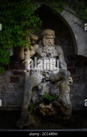 Wernigerode, Deutschland. August 2020. Die Grotte 'Wilder Mann' im Garten von Schloss Wernigerode. Die Schlossgärten sind Teil des Netzwerks 'Gartenträume - Historische Parks in Sachsen-Anhalt', das in diesem Jahr sein 20-jähriges Bestehen feiert. Quelle: Klaus-Dietmar Gabbert/dpa-Zentralbild/ZB/dpa/Alamy Live News Stockfoto