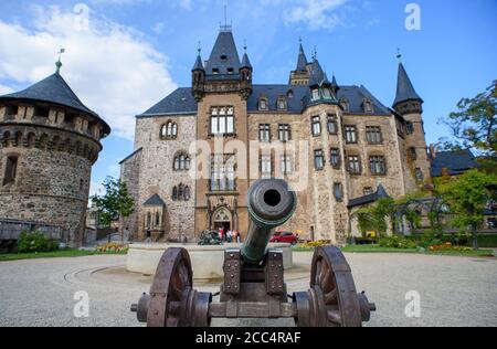 Wernigerode, Deutschland. August 2020. Auf der Terrasse des Schlosses Wernigerode steht eine historische Kanone. Die Schlossgärten sind Teil des Netzwerks 'Gartenträume - Historische Parks in Sachsen-Anhalt', das in diesem Jahr sein 20-jähriges Bestehen feiert. Quelle: Klaus-Dietmar Gabbert/dpa-Zentralbild/ZB/dpa/Alamy Live News Stockfoto