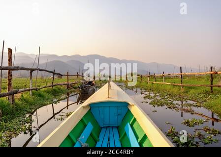 Bootstour in den schwimmenden Gärten des Inle Sees bei Sonnenuntergang in Burma, Myanmar Stockfoto