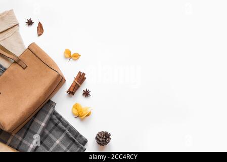 Herbstkleidung Set mit Herbstblättern auf weiß, Draufsicht, Kopierraum. Stilvolles und gemütliches, saisonales Damenoutfit. Stockfoto
