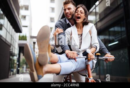 Schönes glückliches Paar in der Liebe auf dem Fahrrad in der Stadt Stockfoto