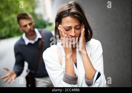 Traurige junge Frau und Mann im Freien auf der Straße haben Beziehungsprobleme Stockfoto