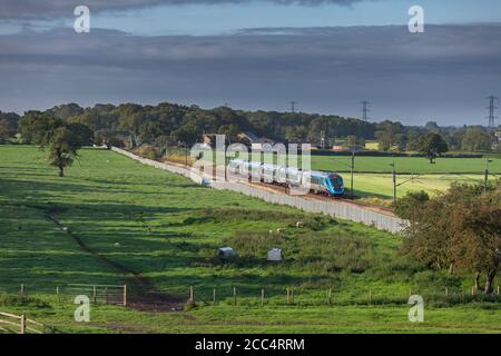 Erster TransPennine Express CAF Klasse 397 Elektrozug 397001 vorbei Die Landschaft an der Westküste Hauptlinie in Lancashire Stockfoto