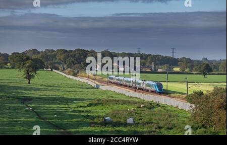 Erster TransPennine Express CAF Klasse 397 Elektrozug 397001 vorbei Die Landschaft an der Westküste Hauptlinie in Lancashire Stockfoto