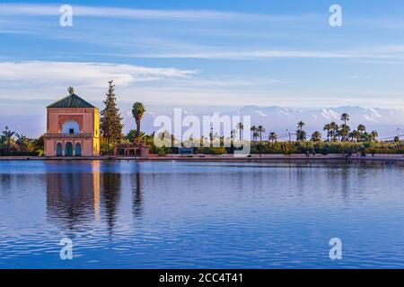 Menara Pavillon reflektiert auf Teich und Atlas-Gebirge - Marrakesch, Marokko Stockfoto