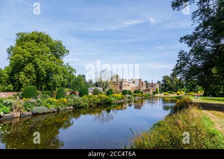 Blick über Long Pond zur Forde Abbey, einem historischen Gebäude in der Nähe von Chard, Somerset, Südwestengland, einem ehemaligen Zisterzienserkloster Stockfoto