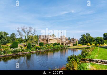 Blick über Long Pond zur Forde Abbey, einem historischen Gebäude in der Nähe von Chard, Somerset, Südwestengland, einem ehemaligen Zisterzienserkloster Stockfoto