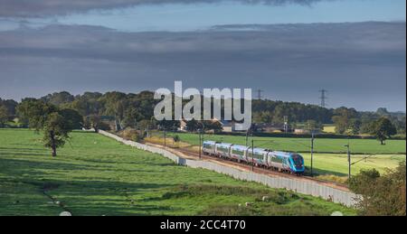 Erster TransPennine Express CAF Klasse 397 Elektrozug 397001 vorbei Die Landschaft an der Westküste Hauptlinie in Lancashire Stockfoto