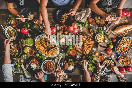 Familienflaches mit türkischen Gerichten und Limonade Stockfoto