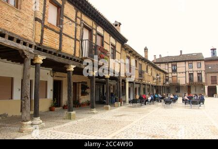 Barterrassen auf der Plaza Vieja Saldaña Palencia Spanien an einem bewölkten Augusttag, an dem der Markt jeden Dienstag geöffnet ist und an den Tischen mittags Trinker sitzen Stockfoto