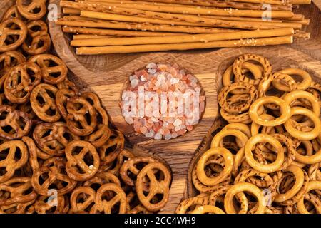 Drei leckere Biersnacks. Auf einem schönen Holzteller. Studioaufnahme. Stockfoto