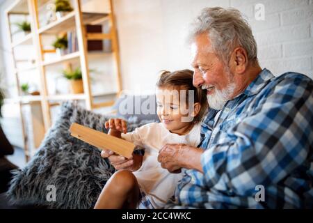 Die großeltern spielen und Spaß mit ihrer Enkelin Stockfoto